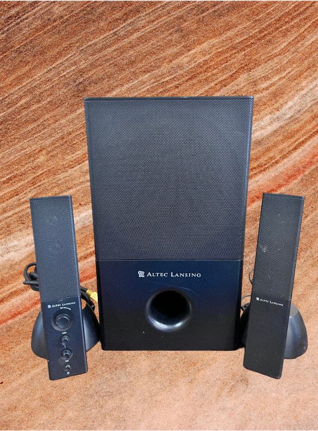 logitech 200 Watt 2.1 Speaker System