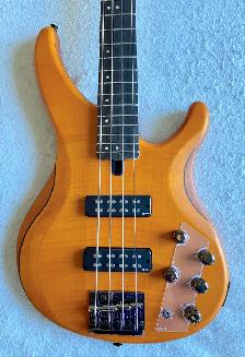 Basse électrique Yamaha TRBX604 FM et caisse rigide