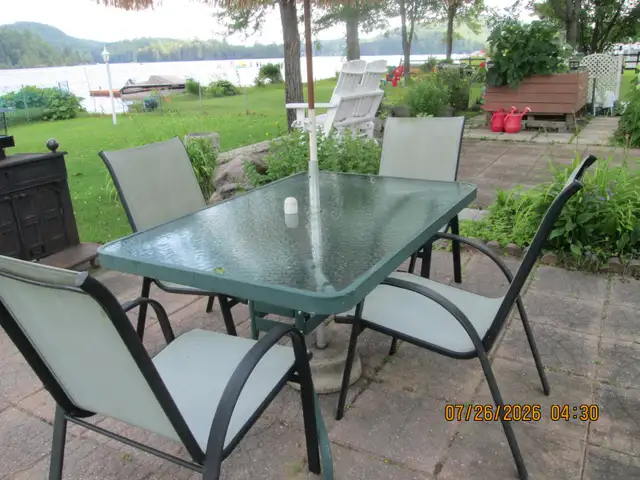 Ensemble de patio table  4 chaises.