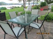 Ensemble de patio table  4 chaises.