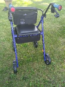 deambulateur bleu (marchette)