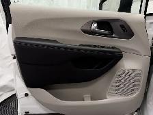 2023 Chrysler Pacifica Touring L - Photo 18