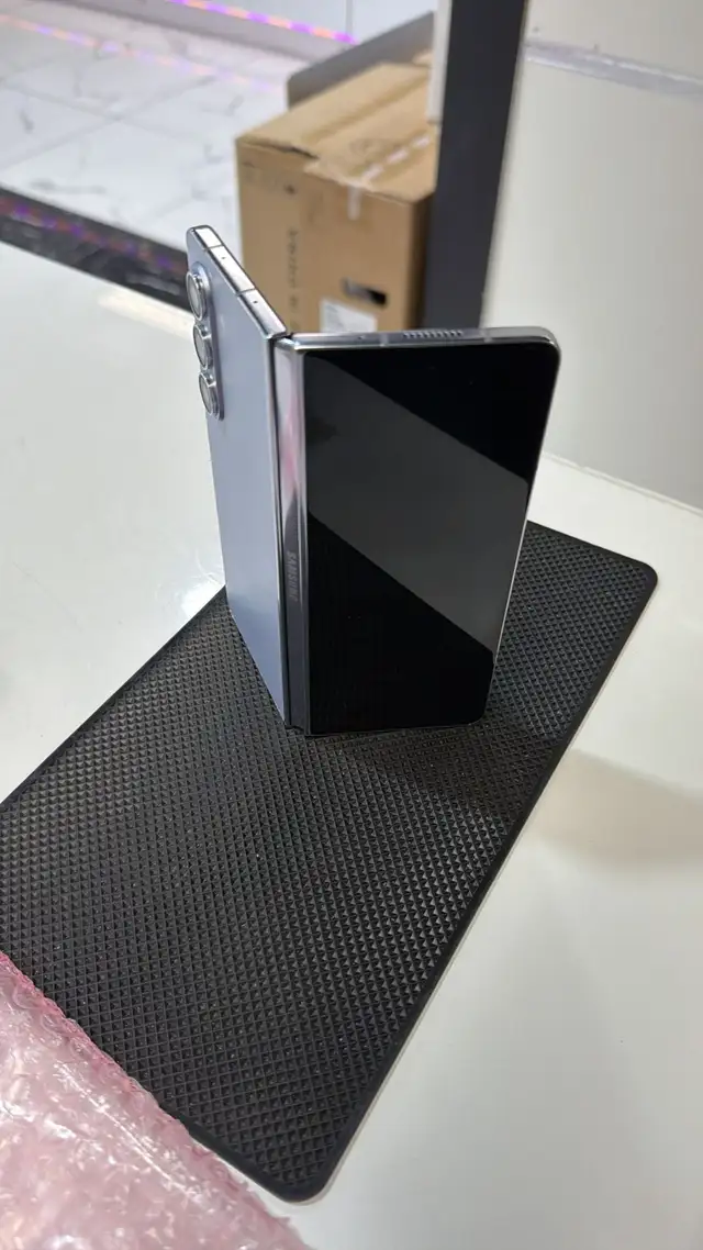 Samsung Galaxy Zflip5 256gb 3 Months Warranty W/Charger