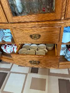 Used Solid Oak Dinning Room Set (table, hutch, 2 leaves, 4 chair - Photo 9