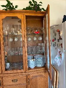 Used Solid Oak Dinning Room Set (table, hutch, 2 leaves, 4 chair - Photo 10