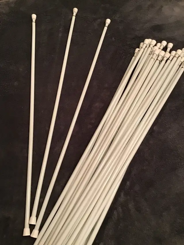 20BATONS BLANCS À RIDEAU À PRESSION 2x4 PIEDS LONGS $5.00 CHACUN