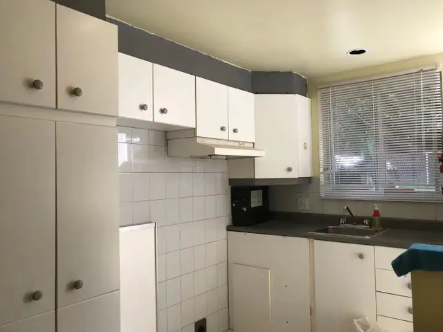 3 12 demi sous-sol DISP MAINTENANT $1050 meublé - 514 621 2863