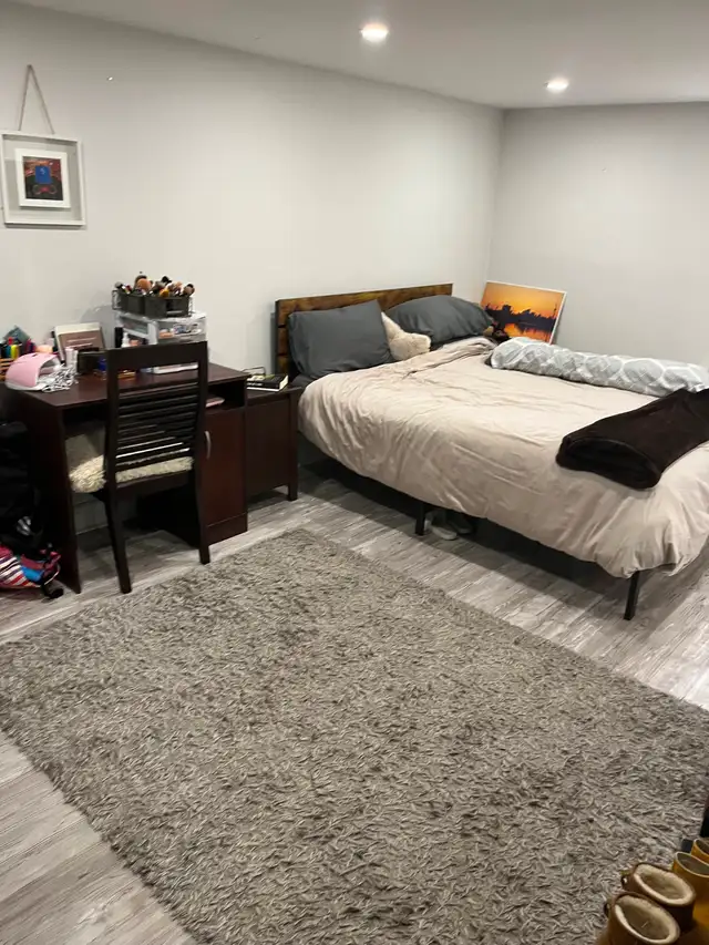 AnnexTwo Bedrm Basement unit steps to Bathurst sbwy