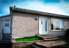 très grande chambre, double au sous-sol d’une maison