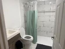 très grande chambre, double au sous-sol d’une maison - Photo 8