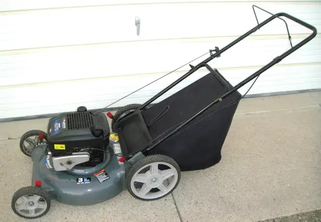 MURRAY PRO REAR BAG GAS LAWN MOWER