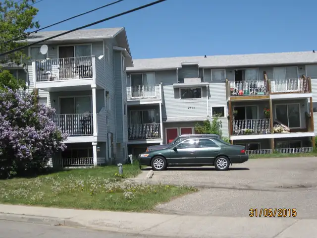 Townhouse style 1BR suite -  5 min to Cda Olympic Park (Bowness)