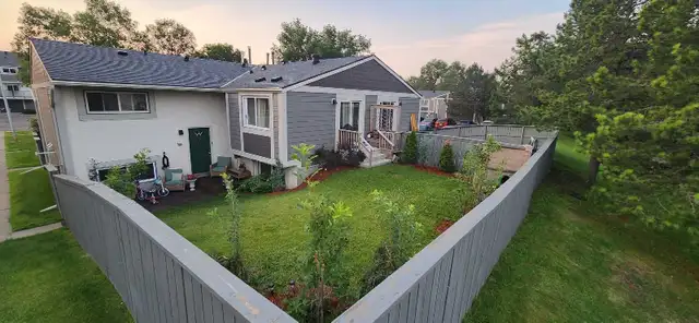 WEST EDMONTON 3 BED 2 BATH TOWNHOUSE w Huge YARD!