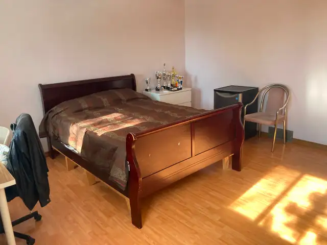 Edgemont NW upstairs Master Ensuite private bath EZ transit