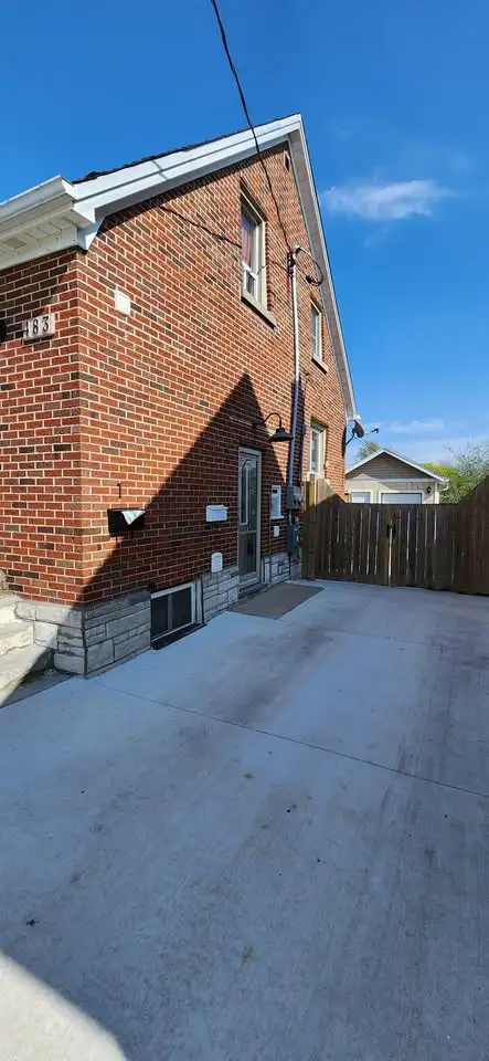 Beautiful 2 Bed, 2 Bath Lower Unit | 860 Sq. Ft. | 2 Parking