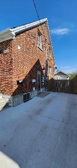 Beautiful 2 Bed, 2 Bath Lower Unit | 860 Sq. Ft. | 2 Parking