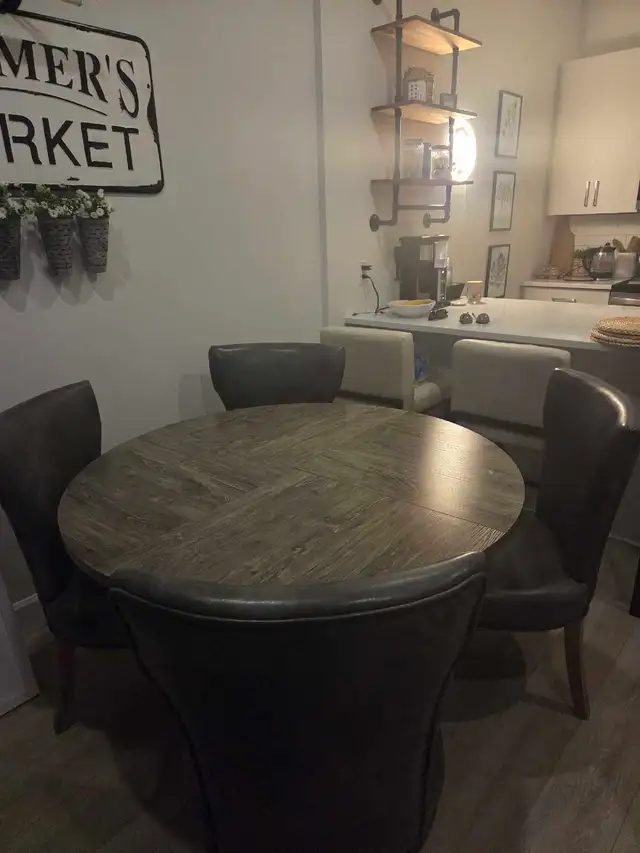 Dont miss out .!..Dining set..Like new