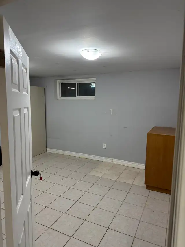 Extra large private room for rent in Scarborough