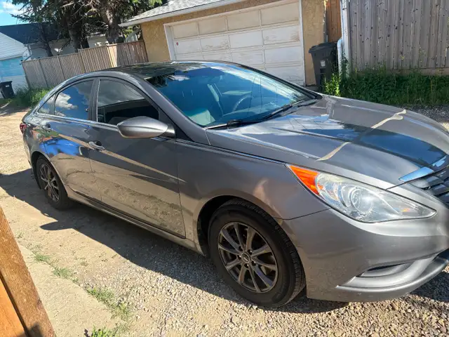 2013 HYUNDIA SONATA $3900.00 OBO