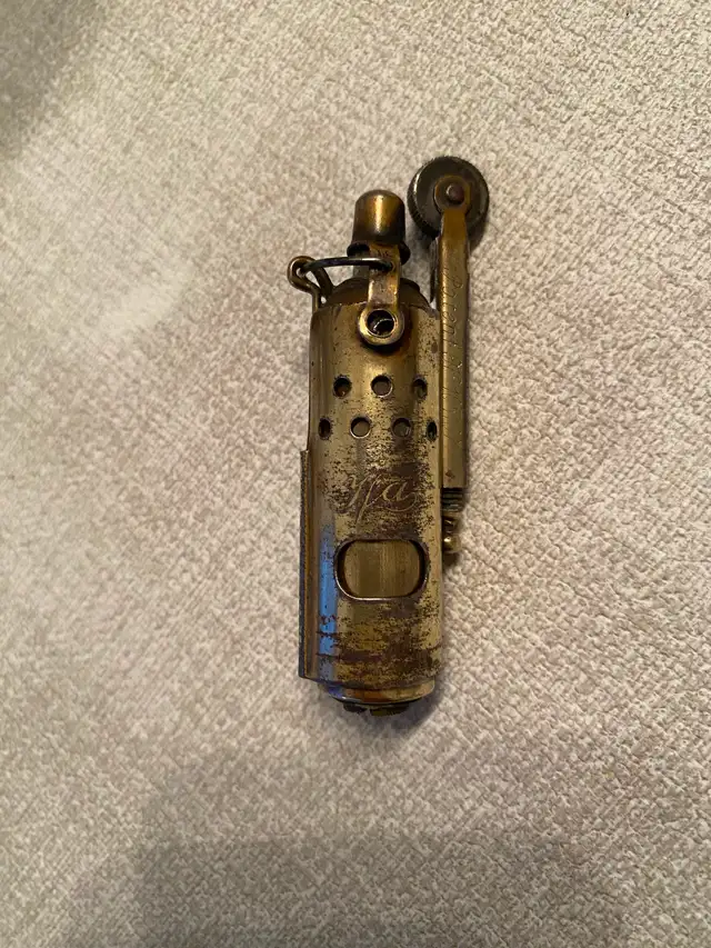 4 Vintage lighters, trench lighter , Scripto Vu-lighter with Fly
