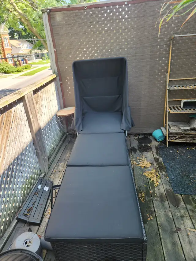 Outdoor lounger with sun cover