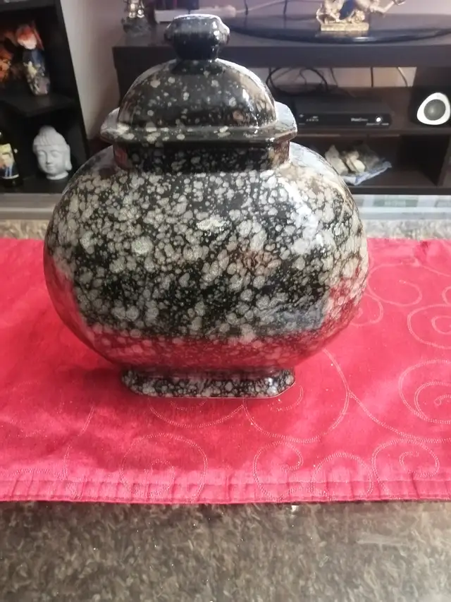 Grey ceramic decor with lid