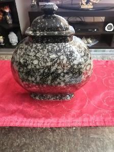 Grey ceramic decor with lid