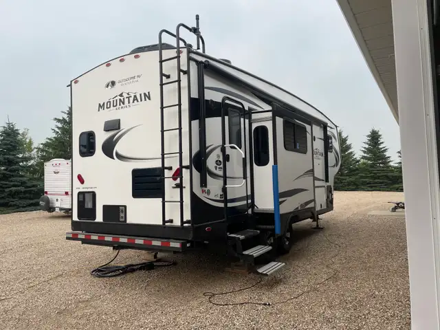 2022 Glacier Peak 5Th Wheel