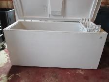Congélateur coffre 25 pied cube à vendre.