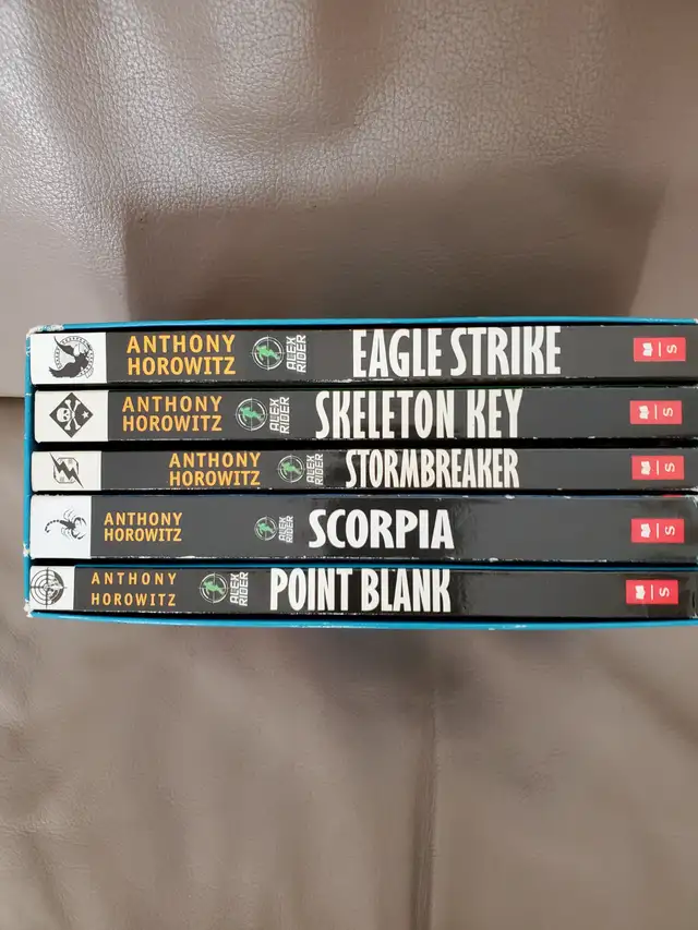 10LIVRES ADO D'ALEX RIDER SÉRIE 5 LIVRES LES AUTRES: $5.00CHACUN