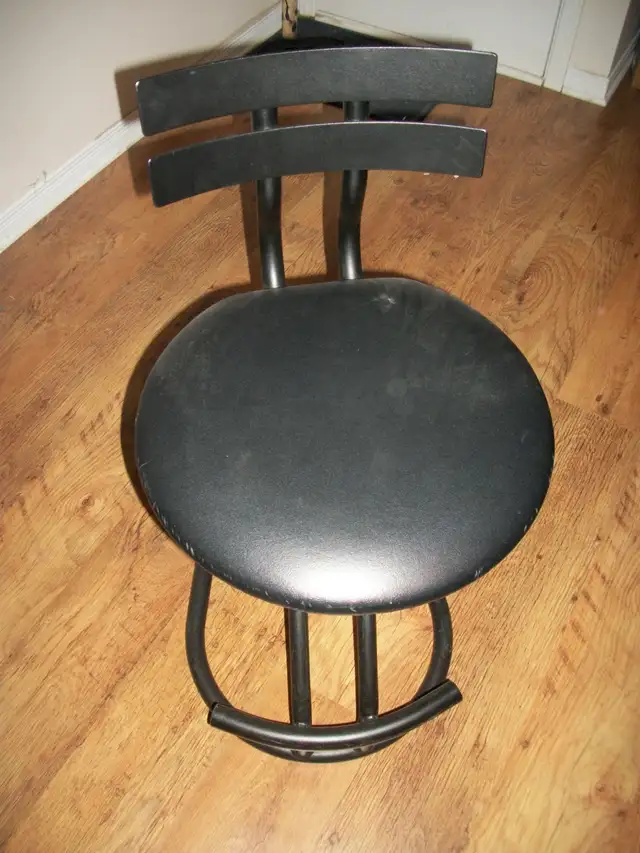 LEATHER BAR STOOLS EN CUIRE  COMME MEUF  LIKE NEW  $75 - $125