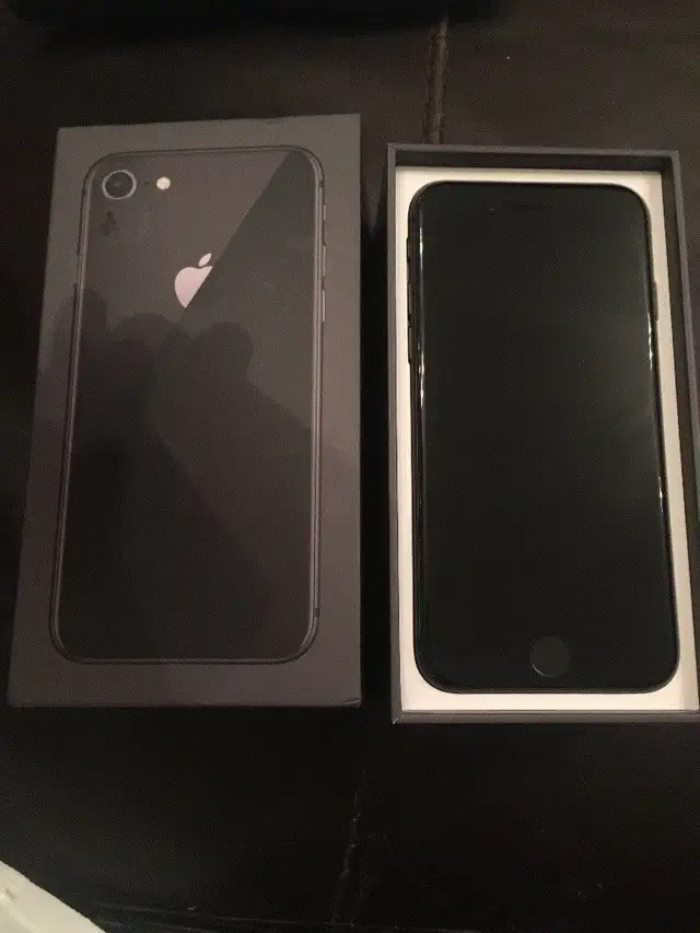 256GB IPHONE 11 BLACK  All ACCESSORIES UNLOCKED-$199