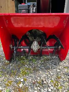GREAT CONDITION GAS POWERED SNOW BLOWER - Photo 3