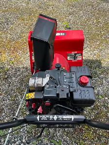 GREAT CONDITION GAS POWERED SNOW BLOWER - Photo 6