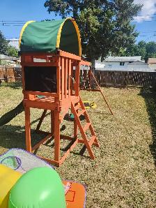 beautiful wooden swing set. - Photo 2