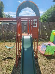 beautiful wooden swing set. - Photo 4