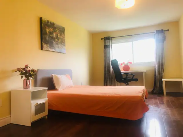 A beautiful master bedroom/parking near UTM for rent