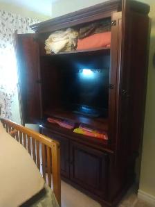 Solid Custom Cherry TV Armoire For Sale - Photo 3