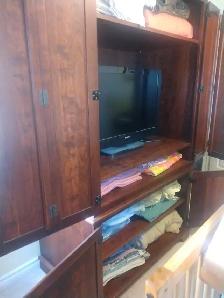 Solid Custom Cherry TV Armoire For Sale - Photo 4