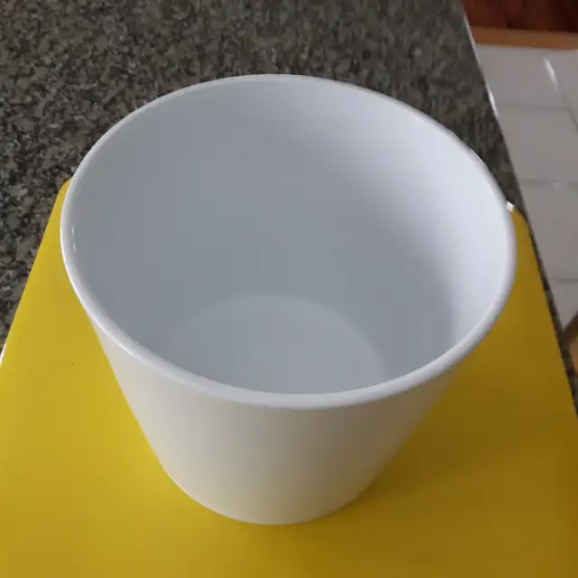 BEAU VASE NEUF BLANC À PLANTES,CÉRAMIQUE 6'HAUx6.5DIAMÈTRE$10.00