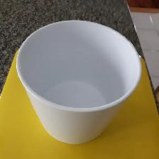 BEAU VASE NEUF BLANC À PLANTES,CÉRAMIQUE 6'HAUx6.5DIAMÈTRE$10.00