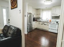 très grande chambre, double à louer dans  sous-sol de maison - Photo 2