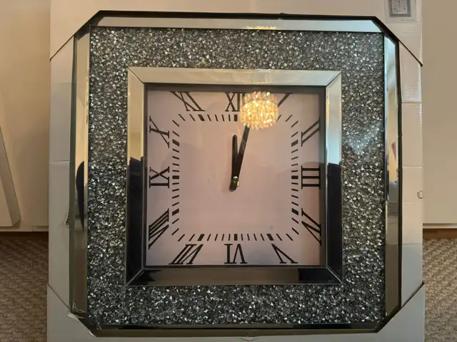 Brand New Sparkling Wall Clock 21'×21'