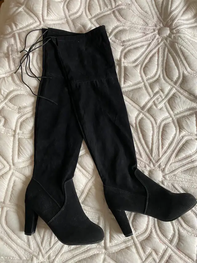 Bottes hautes noires, au-dessus du genou, à mollet larges