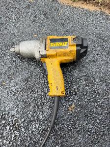 Dewalt half inch impact wrench - Photo 2