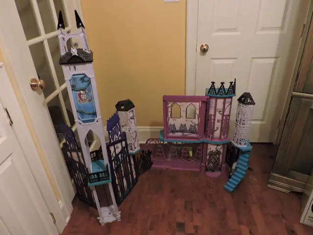 Maison de poupées école Monster High