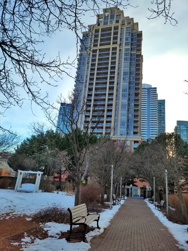 Shared Condo - Private Den Room & Bathroom - Square One Mall