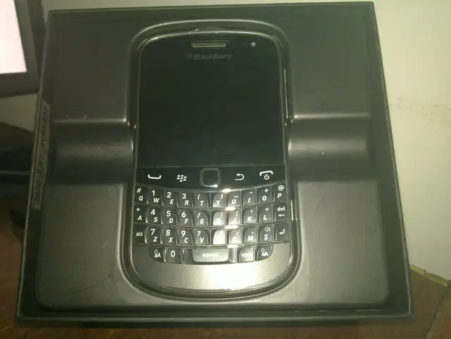 Blackberry BOLD 9900 UNLOCKED ACCESSORIES- $60- NO TAX