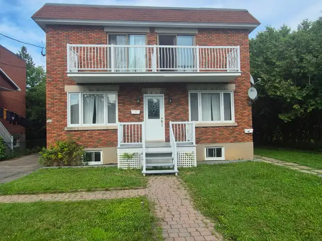 GRAND  APP 5 1/2  AVEC THERMOPOMPE À LAVAL DES RAPIDES.