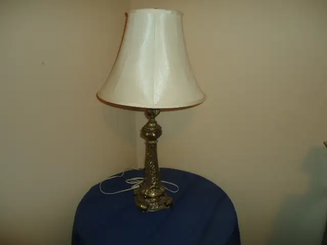 BRASS TABLE LAMP WITH WHITE SHADE
